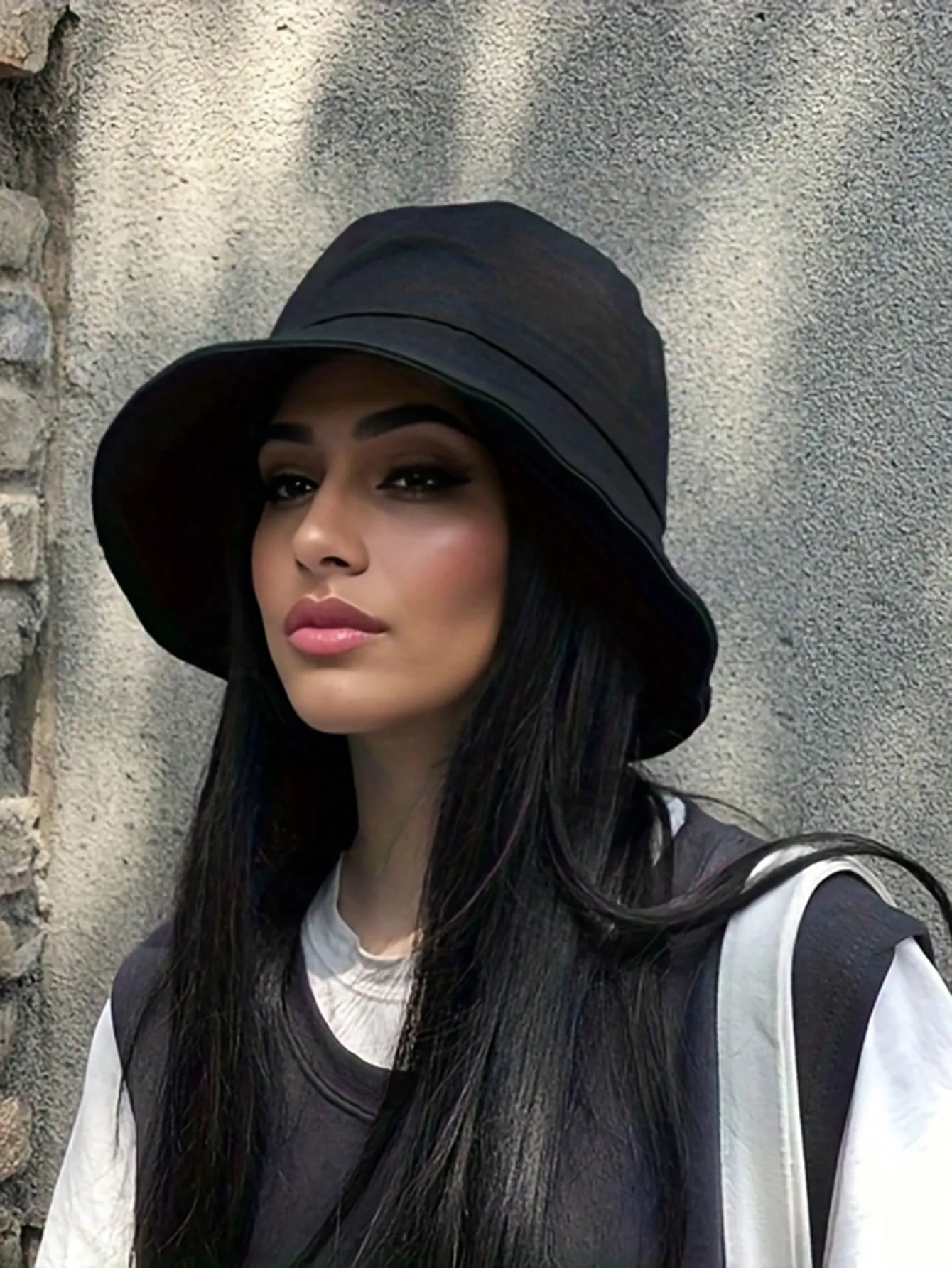 1pc Large Brimmed Bucket Hat - Black