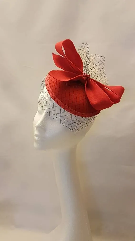 Fascinator Red bow Hat mini Birdcage veil red Felt fascinator Red hat fascinator Royal Ascot Wedding Church Cocktail party hatinator