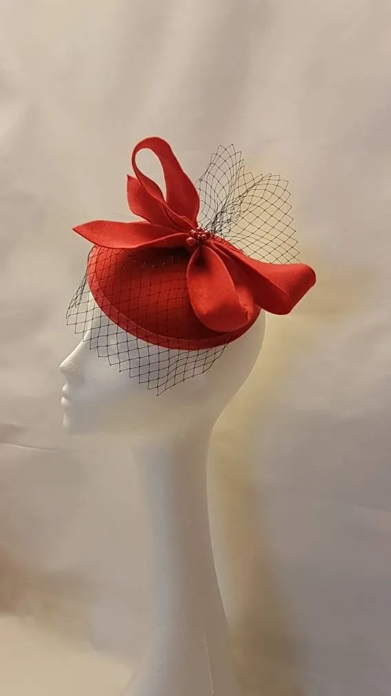 Fascinator Red bow Hat mini Birdcage veil red Felt fascinator Red hat fascinator Royal Ascot Wedding Church Cocktail party hatinator