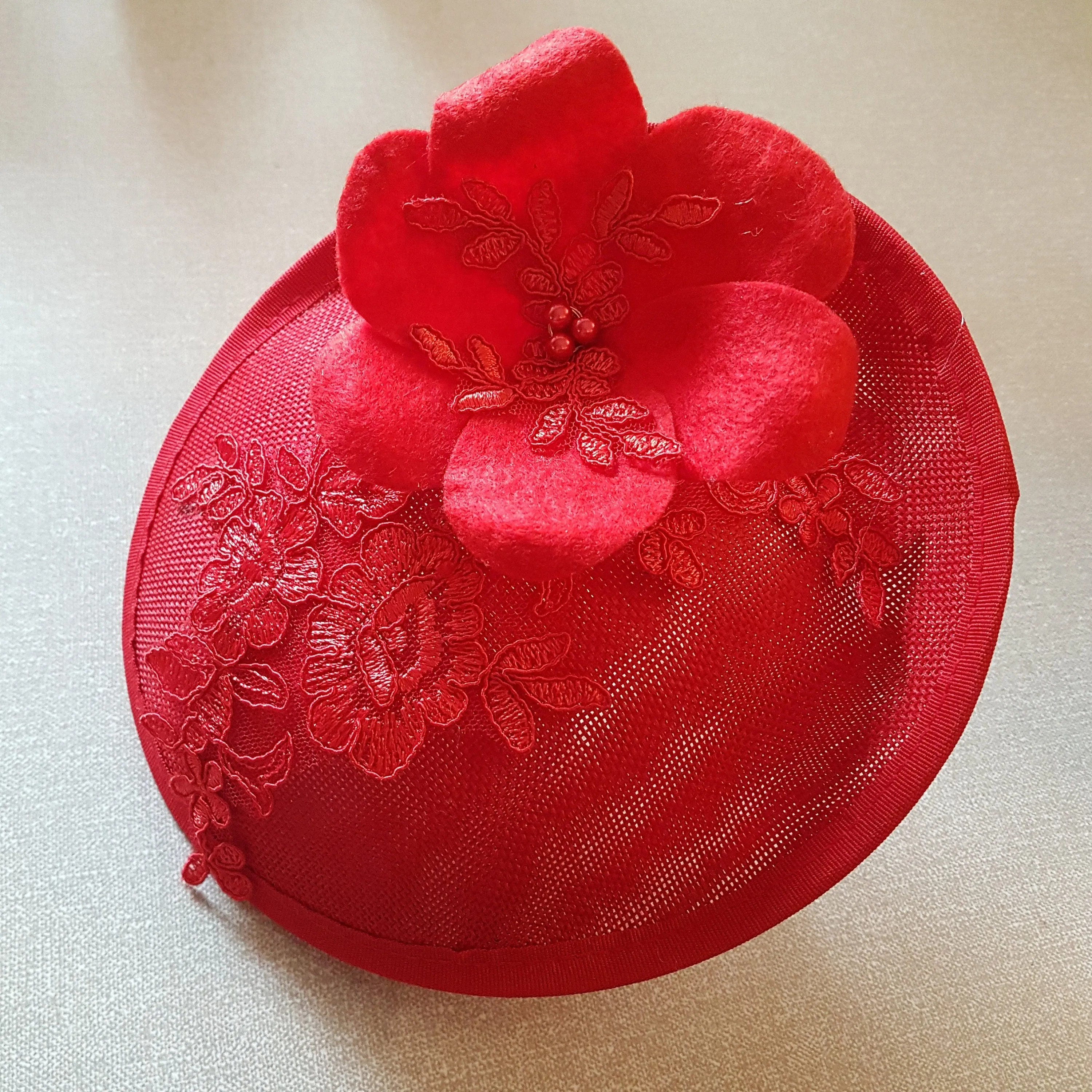 RED HAT Fascinator Red fascinator. Red felt flower & motif Ascot Kentucky derby Wedding Race Cocktail Church hat fascinator .