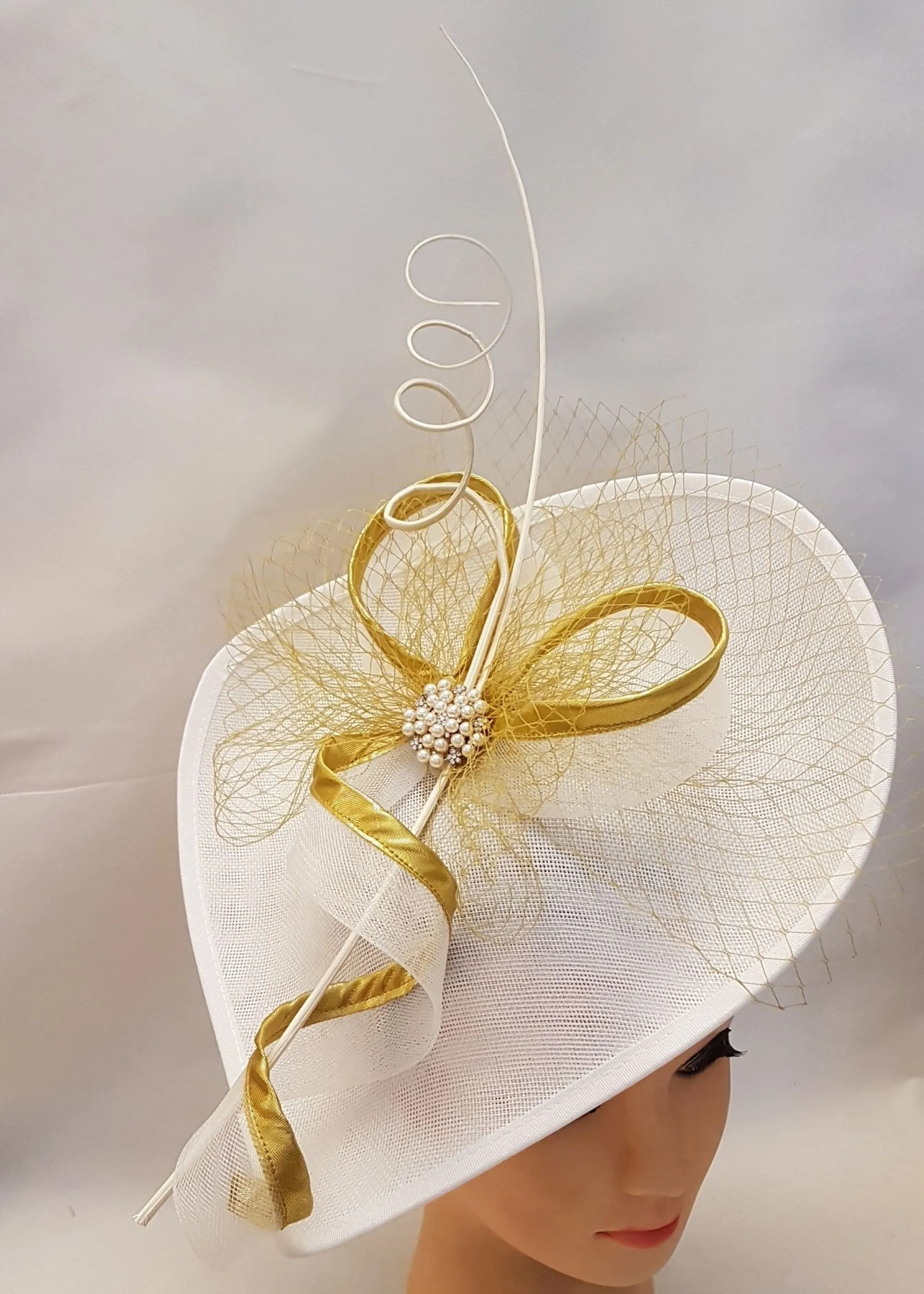 WHITE & Gold Large Fascinator Quil feather hat Church Derby Royal Ascot Race Party Wedding guest Hatinator Mother of Bride/Groom Fascinator